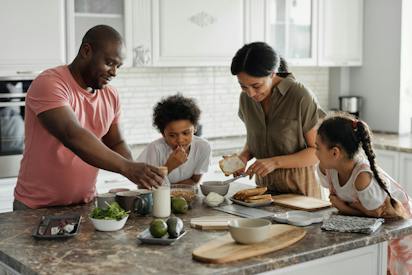 family-making-breakfast-in-the-kitchen-p4259140